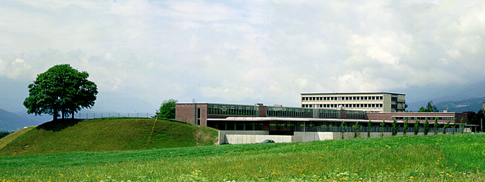 Schule von Nordosten