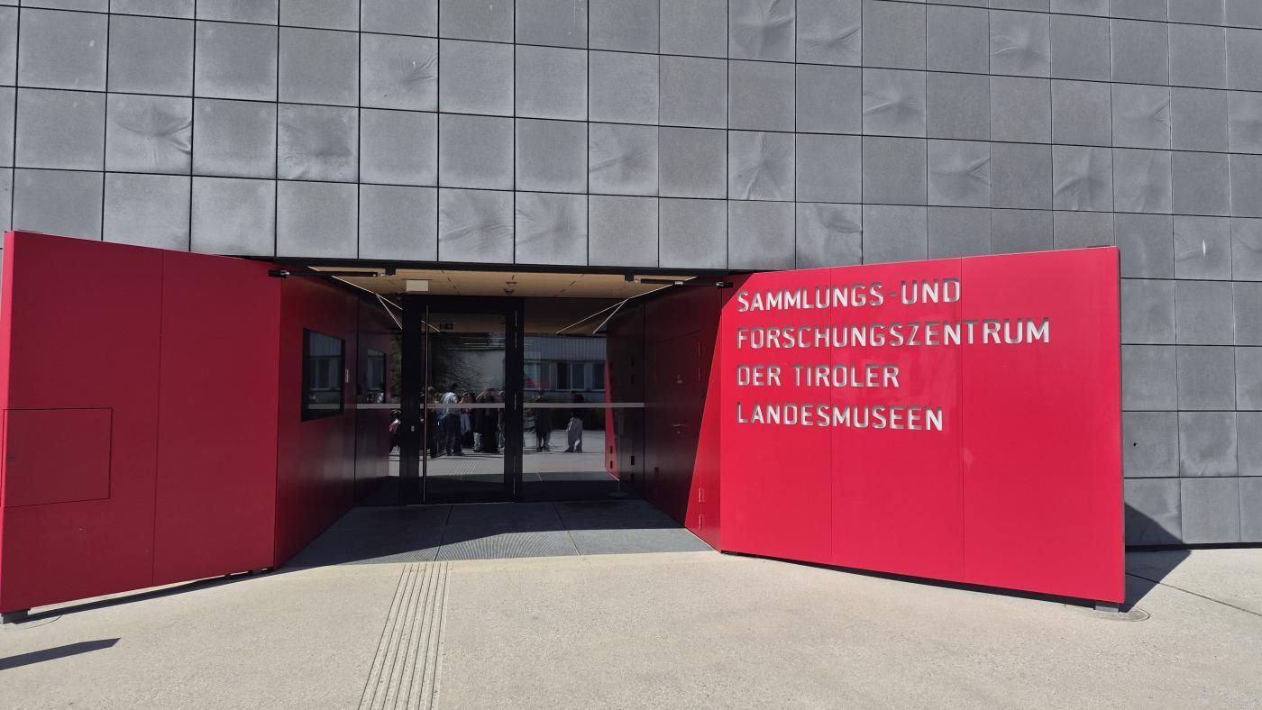 Eingang zum Landesarchiv in Hall in Tirol