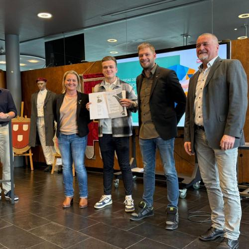 Zeugnisverteilung beim Tiroler Malertag im Parkholtel am 6.2.26 durch den Innungsmeister Höck Rainer und dem Lehrlingswart Hornstein Bernhard  und Klassenvorständin und Malermeisterin Susanne Graber