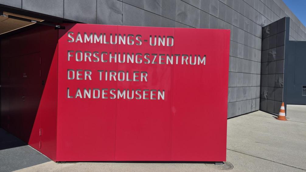 Eingang zum Landesarchiv in Hall in Tirol