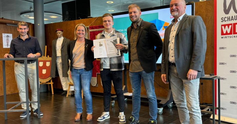 Zeugnisverteilung beim Tiroler Malertag im Parkholtel am 6.2.26 durch den Innungsmeister Höck Rainer und dem Lehrlingswart Hornstein Bernhard  und Klassenvorständin und Malermeisterin Susanne Graber