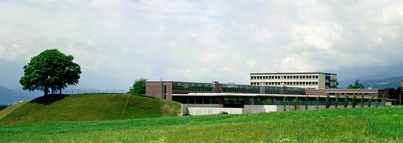 Schule von Nordosten