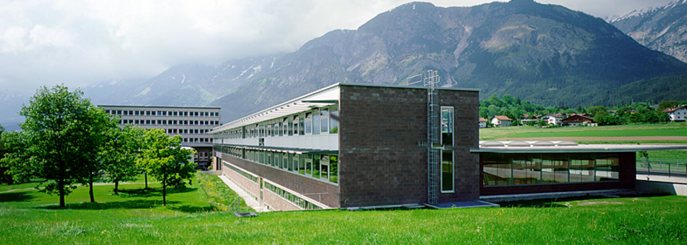 Schule von Osten