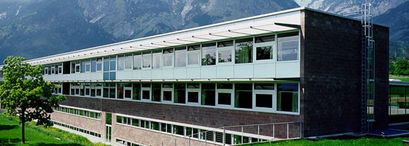 Schule von Südosten