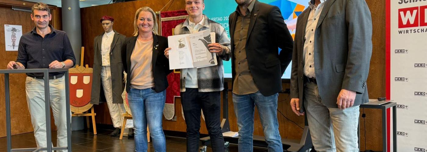 Zeugnisverteilung beim Tiroler Malertag im Parkholtel am 6.2.26 durch den Innungsmeister Höck Rainer und dem Lehrlingswart Hornstein Bernhard und Klassenvorständin und Malermeisterin Susanne Graber